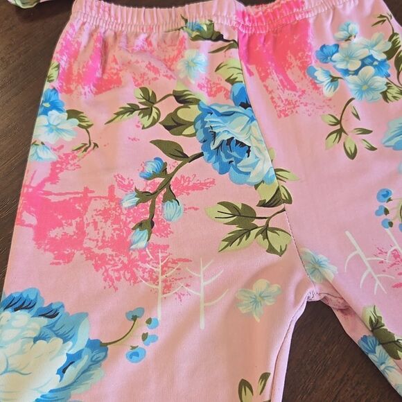 Little girl is pajamas, great condition size four - Picture 4 of 6